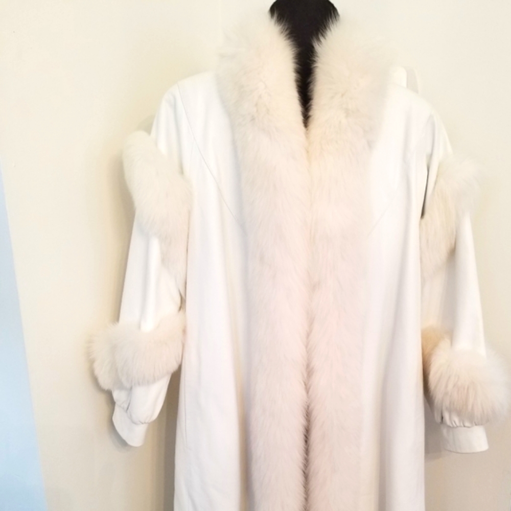 Modele Chombert White leather and fur coat